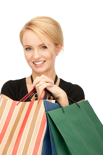 photo de belle femme avec des sacs à provisions