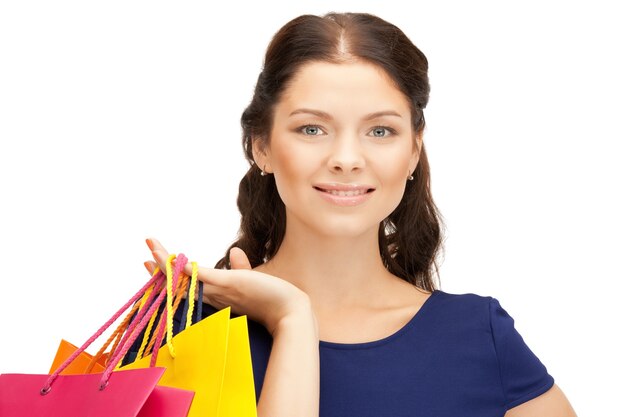 photo de belle femme avec des sacs à provisions