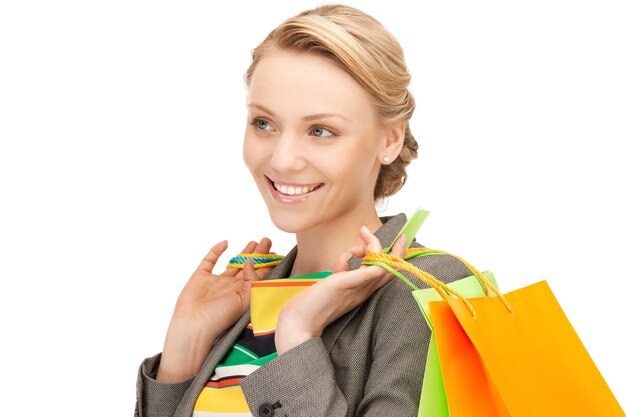 photo de belle femme avec des sacs à provisions