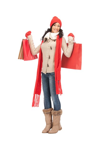 photo de belle femme avec des sacs à provisions