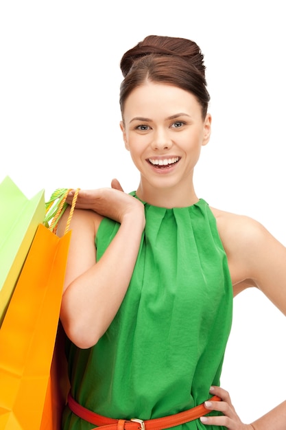 photo de belle femme avec des sacs à provisions