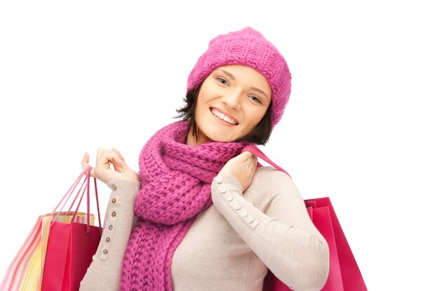 photo de belle femme avec des sacs à provisions