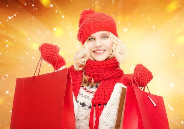 photo de belle femme avec des sacs à provisions