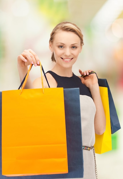 photo de belle femme avec des sacs à provisions