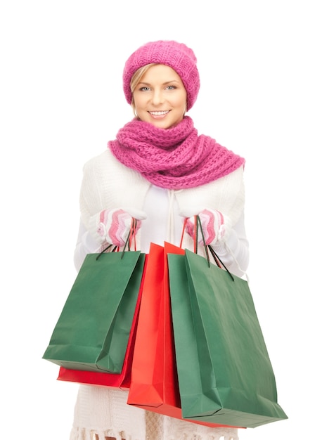 photo de belle femme avec des sacs à provisions