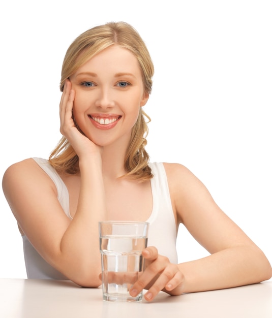 photo de belle femme avec un verre d'eau.