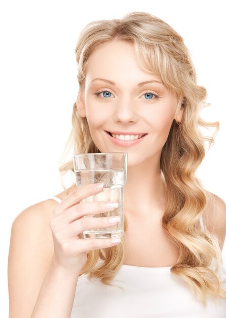 photo de belle femme avec un verre d'eau