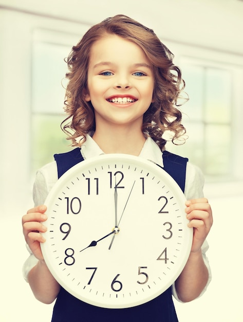 Photo photo d'une belle fille avec une grande horloge