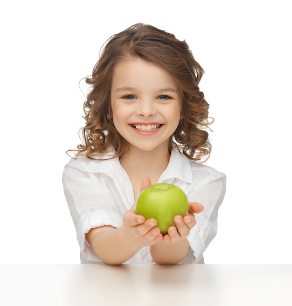 photo de belle fille avec pomme verte