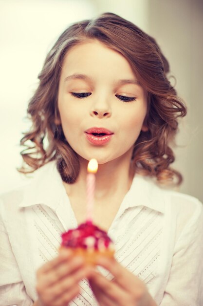 photo de belle fille préadolescente avec cupcake