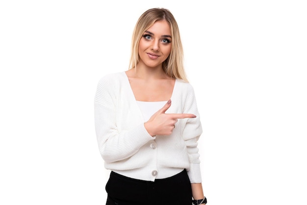 Photo d'une belle jeune femme blonde heureuse souriante assez étonnante avec du maquillage dans un