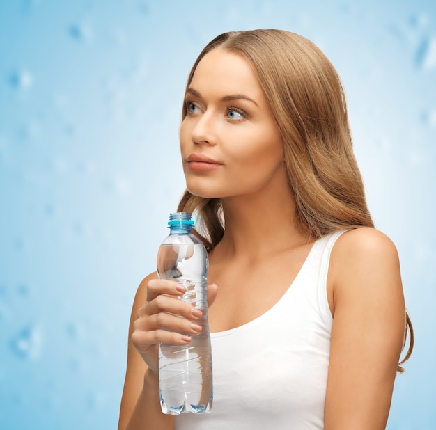 photo de belle jeune femme avec une bouteille d'eau