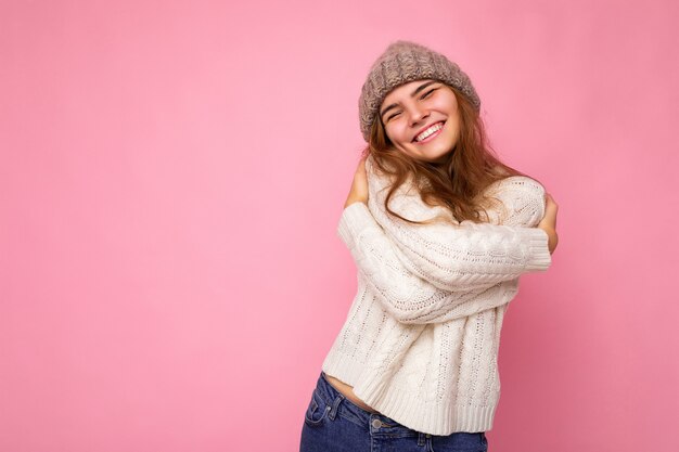 Photo De La Belle Jeune Femme Brune Souriante Et Positive Isolée Sur Un Mur De Fond Rose