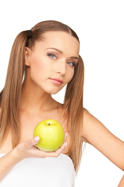 photo de belle jeune femme avec pomme verte