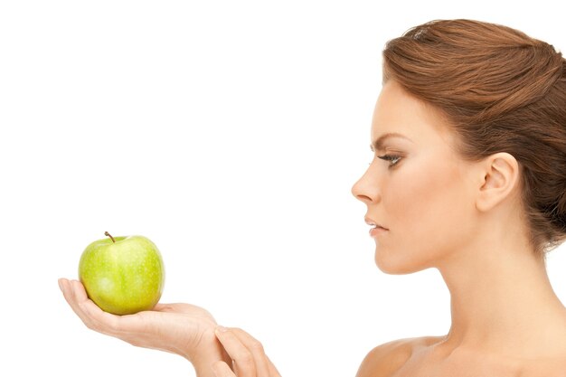 photo de belle jeune femme avec pomme verte