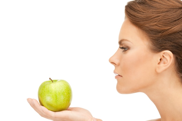 photo de belle jeune femme avec pomme verte