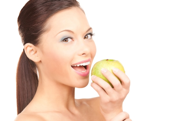 photo de belle jeune femme avec pomme verte