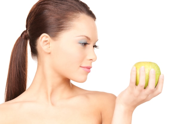 photo de belle jeune femme avec pomme verte