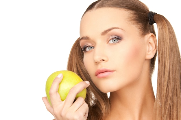 photo de belle jeune femme avec pomme verte