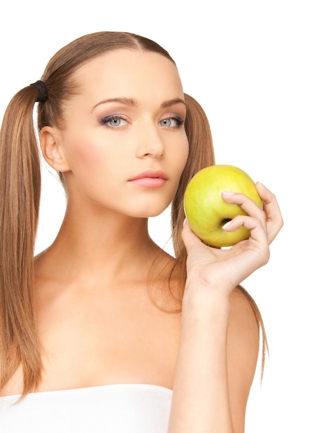 photo de belle jeune femme avec pomme verte