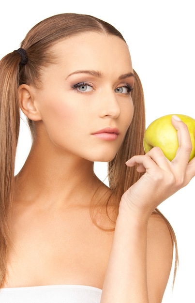 photo de belle jeune femme avec pomme verte