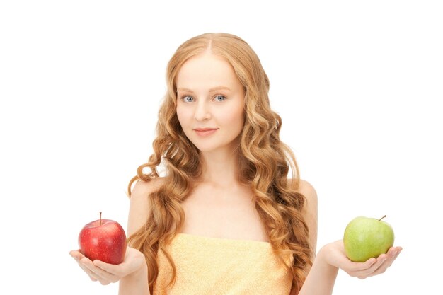 photo de belle jeune femme avec des pommes vertes et rouges