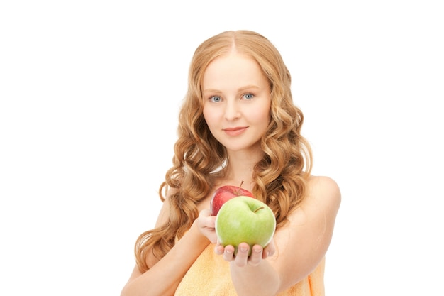 photo de belle jeune femme avec des pommes vertes et rouges