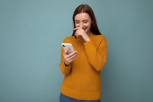 Photo d'une belle jeune femme séduisante et positive riant vêtue d'une tenue élégante et décontractée