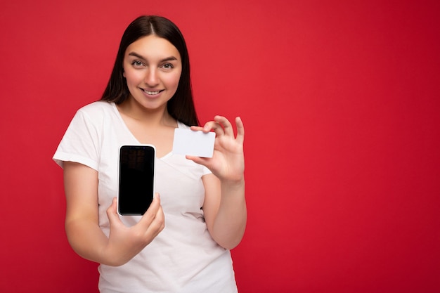 Photo de belle jeune femme souriante beau portant une tenue élégante décontractée isolée