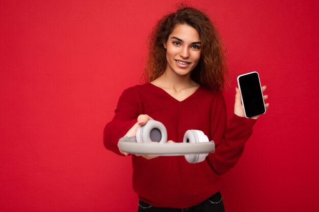 Photo De Belle Jeune Femme Souriante Positive Portant Une Tenue Décontractée élégante Isolée Sur Colorée