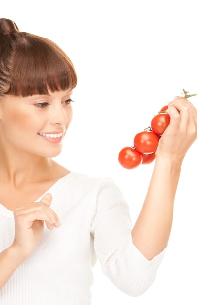 photo de belle jeune femme avec des tomates mûres