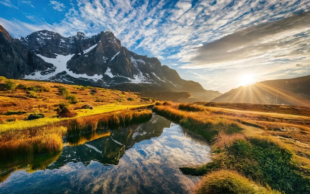 Photo d'une belle photo de l'océan et des montagnes en arrière-plan