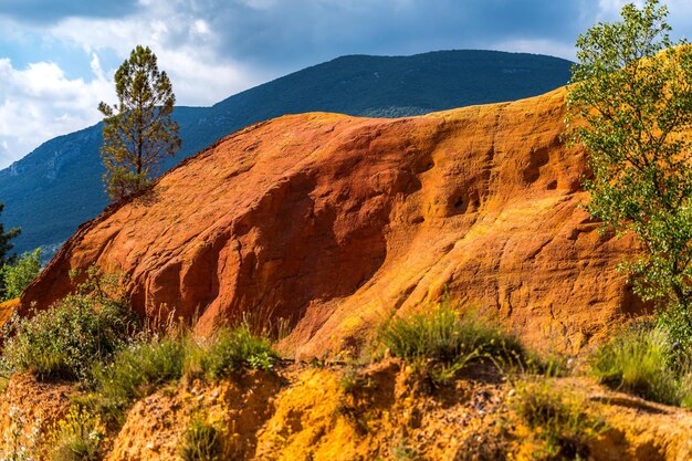 Photo une photo des belles collines rouges de la provence du colorado à rustrel, en france