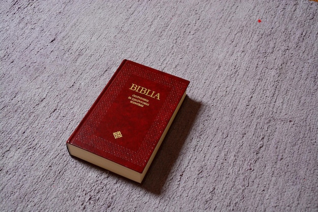 La photo de la Bible rouge