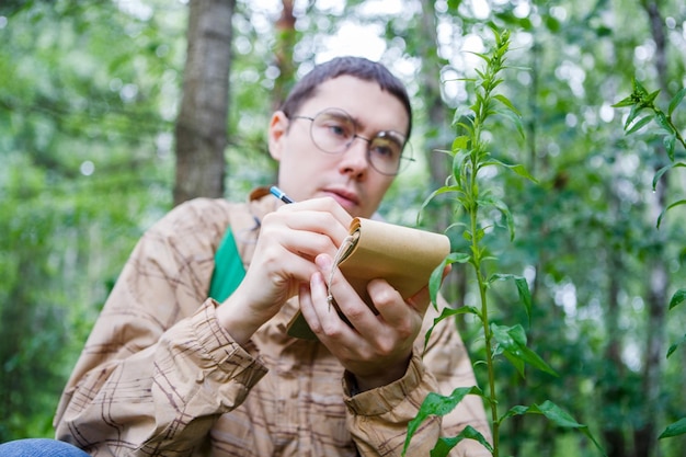 Photo d'un biologiste masculin à lunettes