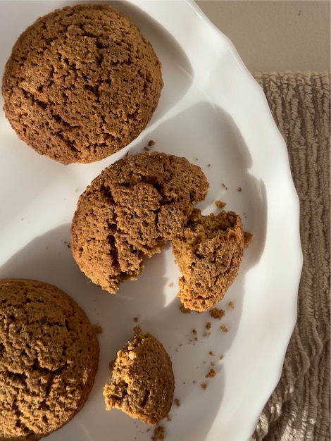 Photo de biscuits à l'avoine frais et épicés sur une assiette blanche.