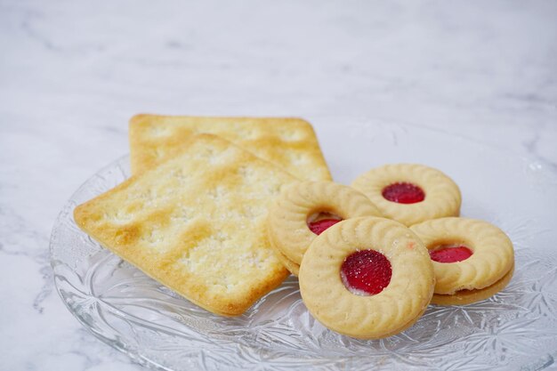 Photo de biscuits snack sur une plaque de verre