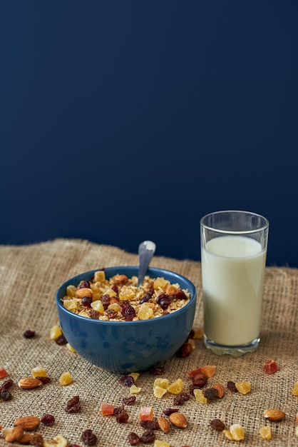 Photo d'un bol de muesli avec un verre de lait collation saine ou petit-déjeuner le matin