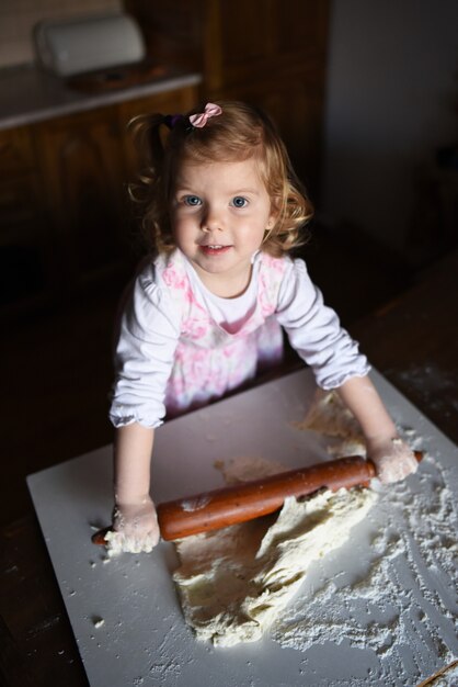 Photo de boulanger adorable, jolie petite fille caucasienne en chef.