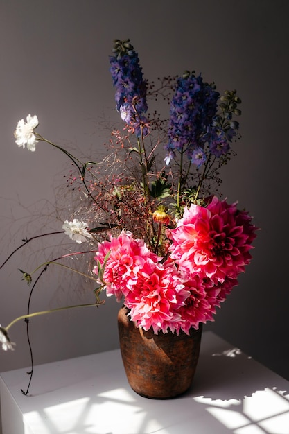 Photo d'un bouquet créé à partir de fleurs printanières fraîches sauvages photographiées sur fond blanc dans des fleurs de lumière du jour pour découper un fond blanc