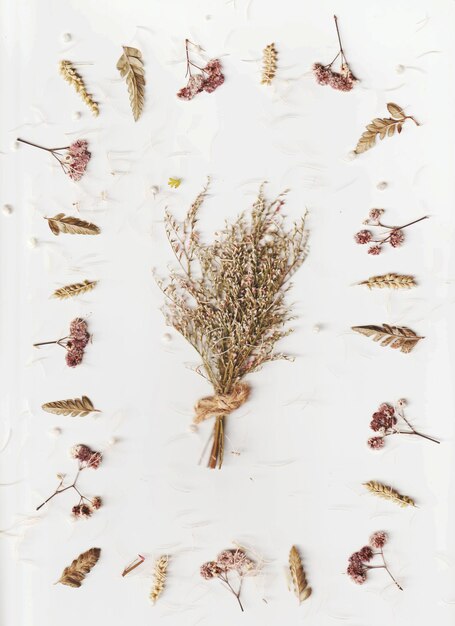 Photo d'un bouquet avec un motif de fond de fleurs séchées et de feuilles séchées