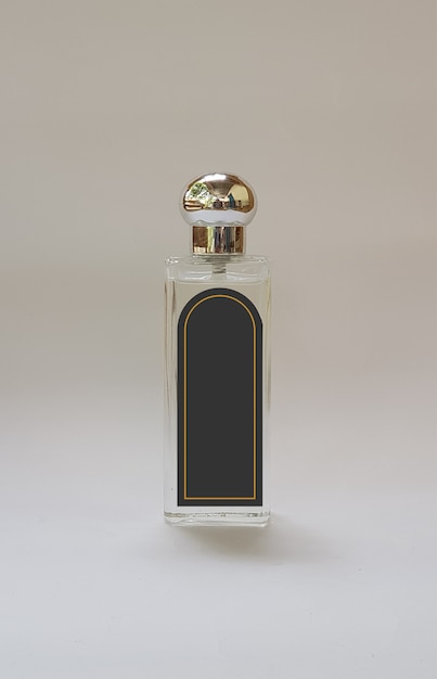 photo d'une bouteille de parfum en verre