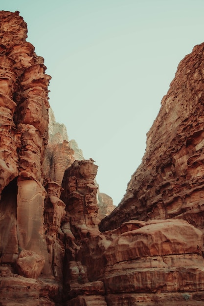 Une photo d'un canyon avec un fond de ciel