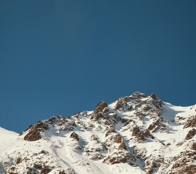 Photo carrée d'une crête de montagne