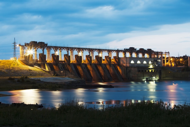 Photo de la centrale hydroélectrique, barrage, lever du soleil