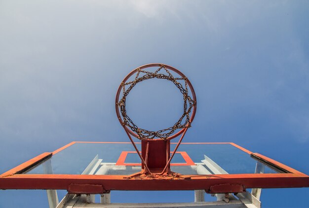 Photo photo de cerceau de basket-ball en verre et fond de ciel bleu