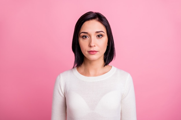 Photo de charmante femme brune avec pull blanc isolé sur rose