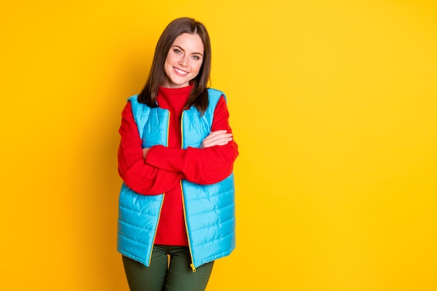 Photo de charmante fille séduisante mains croisées profiter de la saison d'hiver week-end porter des vêtements d'automne isolés sur fond de couleur vive