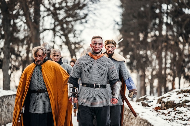 Photo de chevaliers en armure avec des épées pendant la guerre. Mauvaises émotions d'un guerrier qui se bat avec l'épée