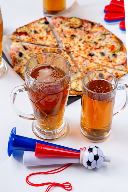 Photo de chopes à bière mousse, pizza, tuyaux sur fond blanc vide